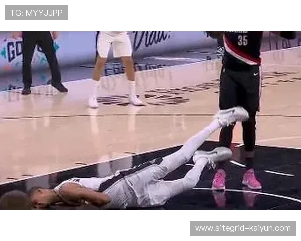 [流言板]福克斯意外扭伤脚踝，随后脚步踉跄独自走回更衣室-NBA新闻-虎扑社区-d290f12e